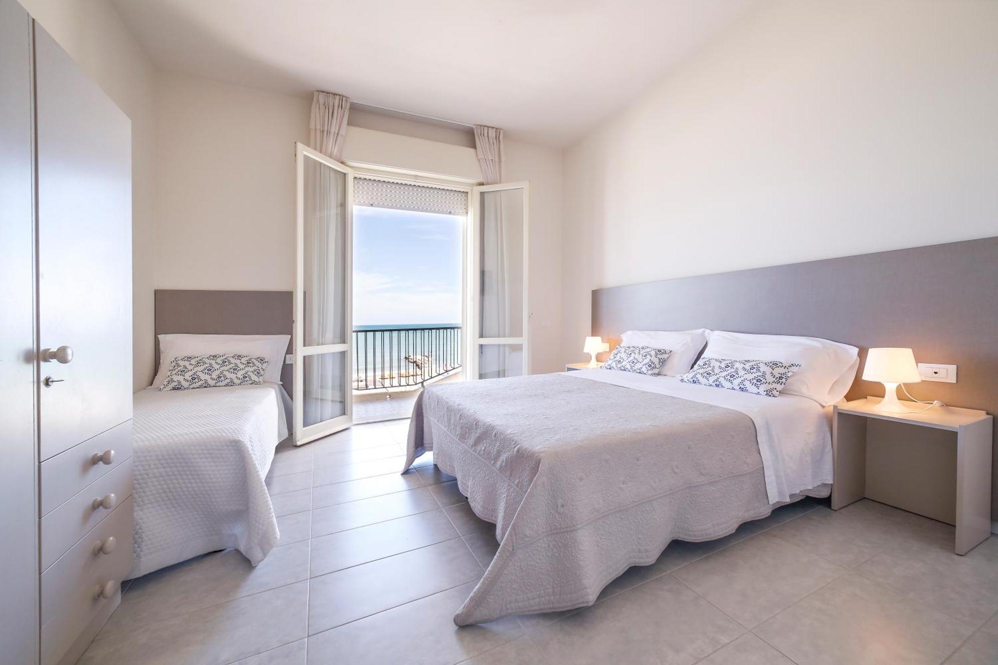 Ambasciatori Hotel - Beach Front -Breakfast Xxl & Brunch Until 12 30Pm Misano Adriatico Exterior photo