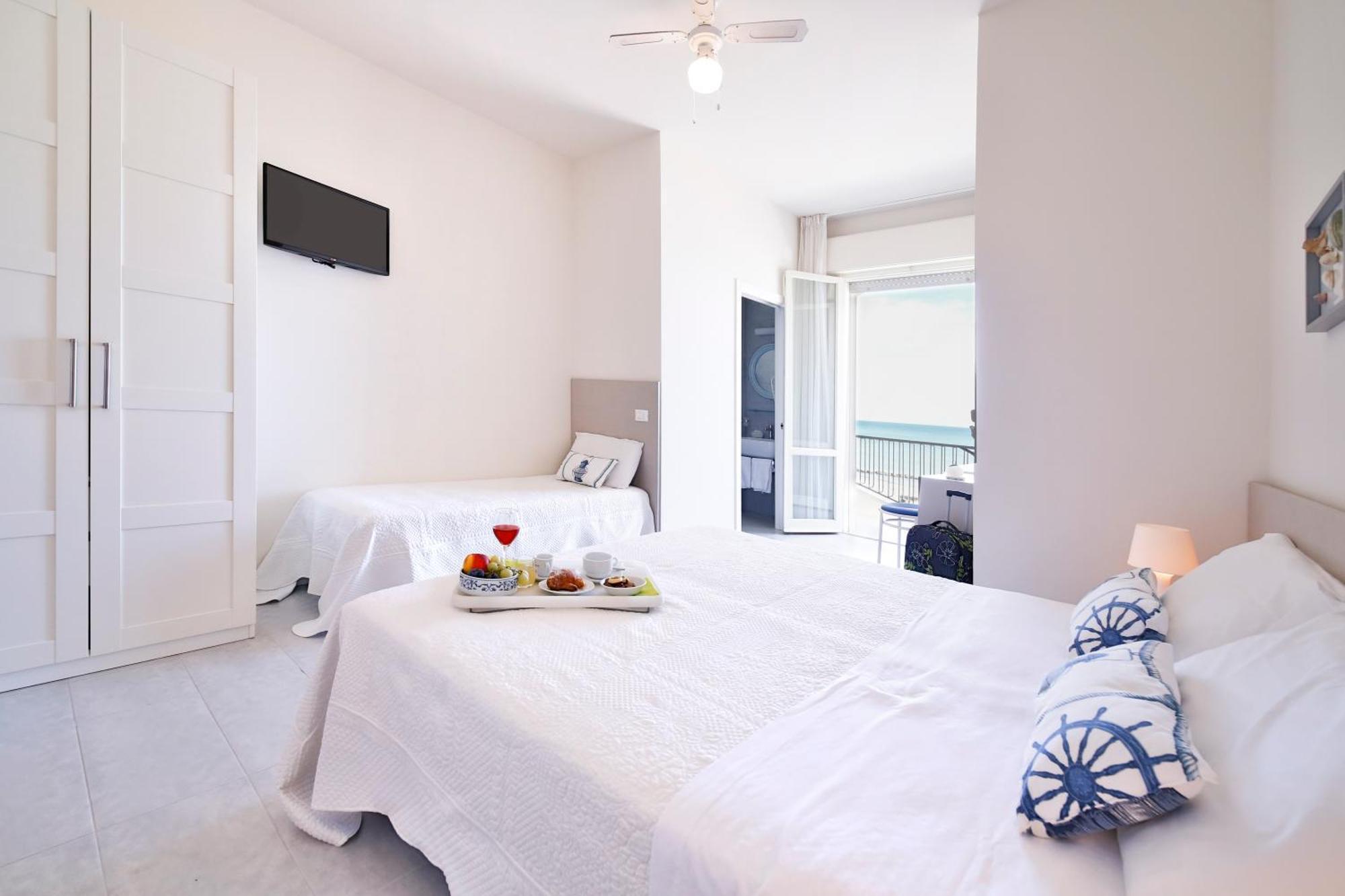 Ambasciatori Hotel - Beach Front -Breakfast Xxl & Brunch Until 12 30Pm Misano Adriatico Exterior photo