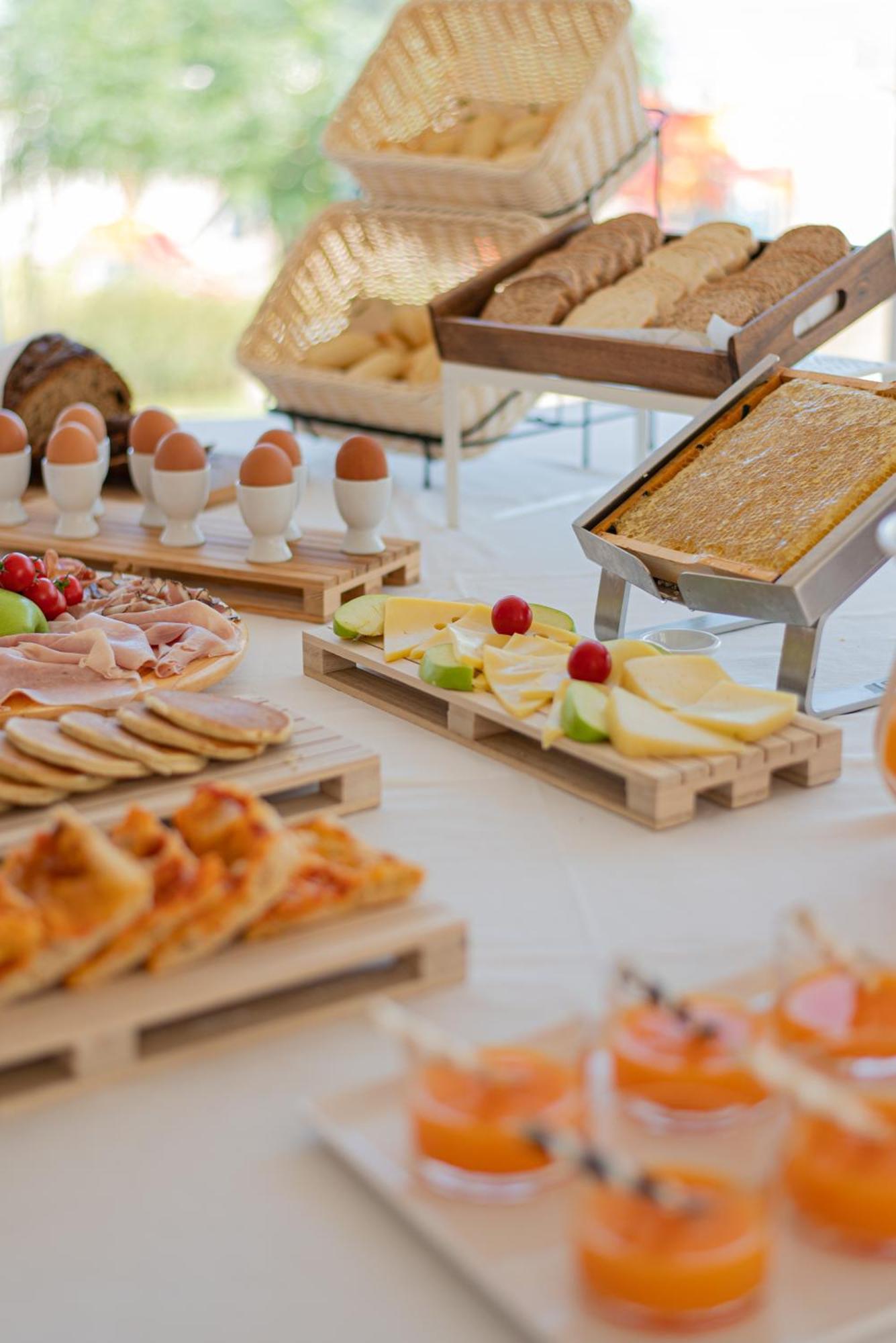 Ambasciatori Hotel - Beach Front -Breakfast Xxl & Brunch Until 12 30Pm Misano Adriatico Exterior photo