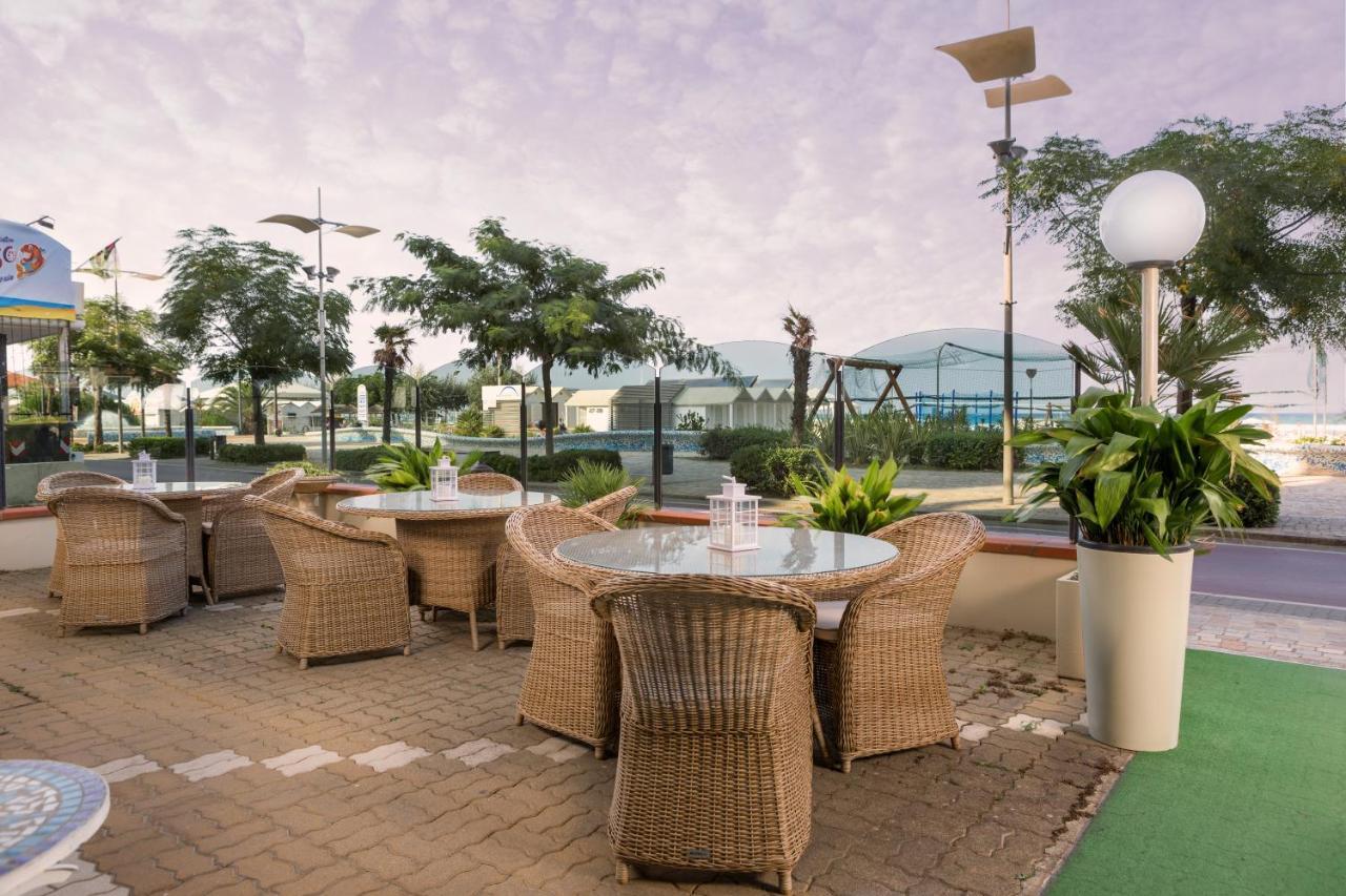 Ambasciatori Hotel - Beach Front -Breakfast Xxl & Brunch Until 12 30Pm Misano Adriatico Exterior photo